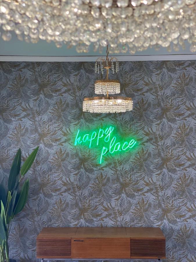 Happy Place! Big, Bright & Central - Ideal For Families And Groups Of Friends Патра Экстерьер фото